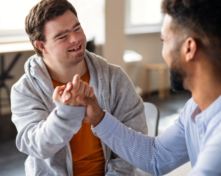 Handschlag von zwei jungen Männern